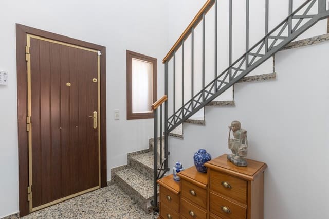 4 Zimmer Villa zu verkaufen in La Zubia mit Pool Garage - 360.000 € (Ref: 9807928)