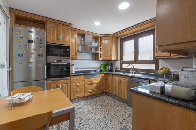 4 Zimmer Villa zu verkaufen in La Zubia mit Pool Garage - 360.000 € (Ref: 9807928)