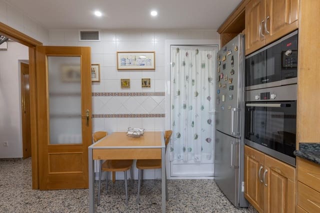 4 Zimmer Villa zu verkaufen in La Zubia mit Pool Garage - 360.000 € (Ref: 9807928)