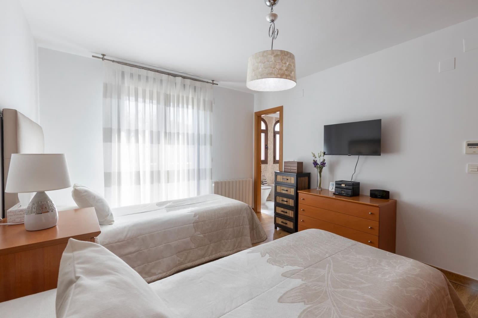 4 Zimmer Villa zu verkaufen in La Zubia mit Pool Garage - 360.000 € (Ref: 9807928)