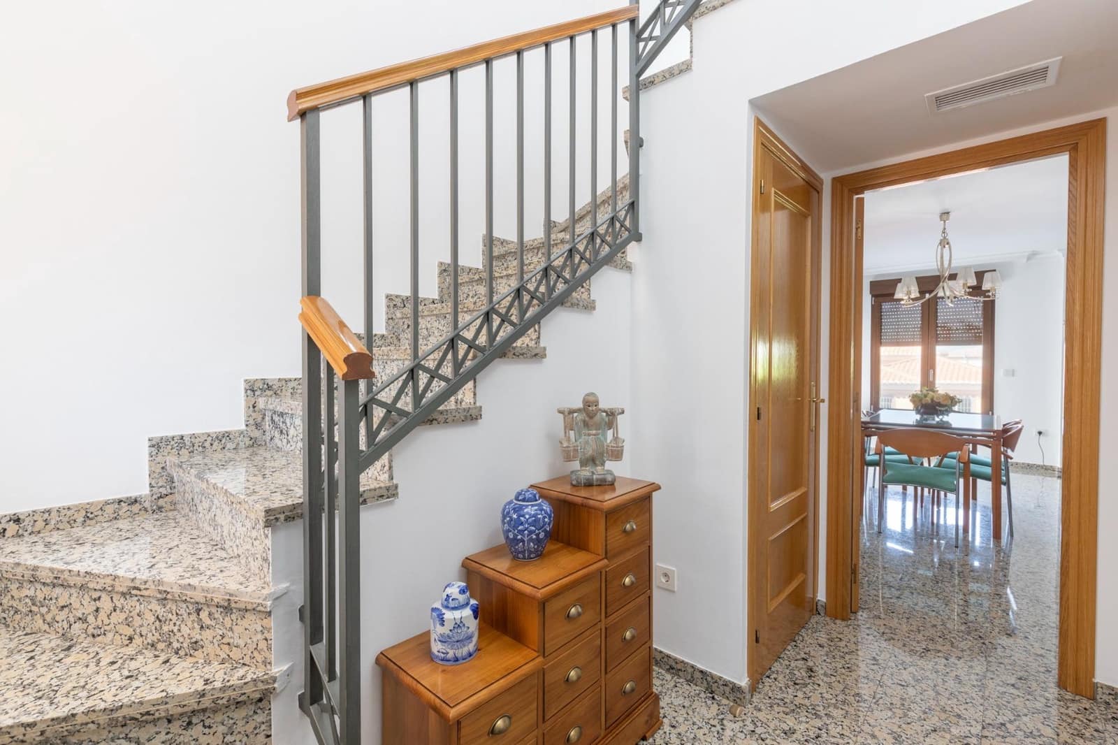 4 Zimmer Villa zu verkaufen in La Zubia mit Pool Garage - 360.000 € (Ref: 9807928)