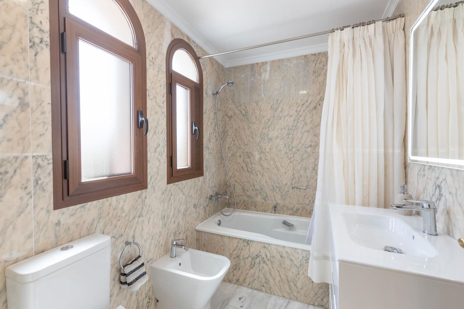 4 Zimmer Villa zu verkaufen in La Zubia mit Pool Garage - 360.000 € (Ref: 9807928)