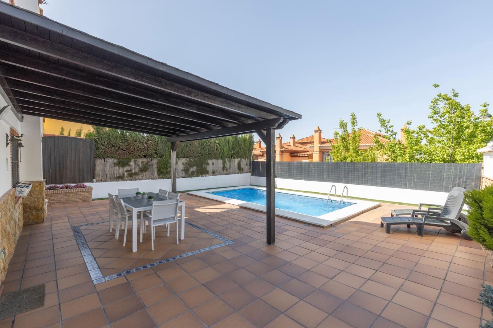 4 Zimmer Villa zu verkaufen in La Zubia mit Pool Garage - 360.000 € (Ref: 9807928)
