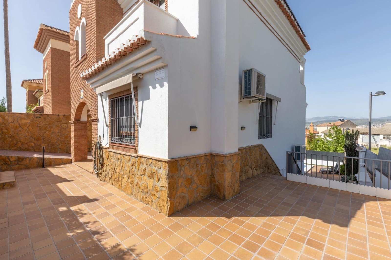 4 Zimmer Villa zu verkaufen in La Zubia mit Pool Garage - 360.000 € (Ref: 9807928)