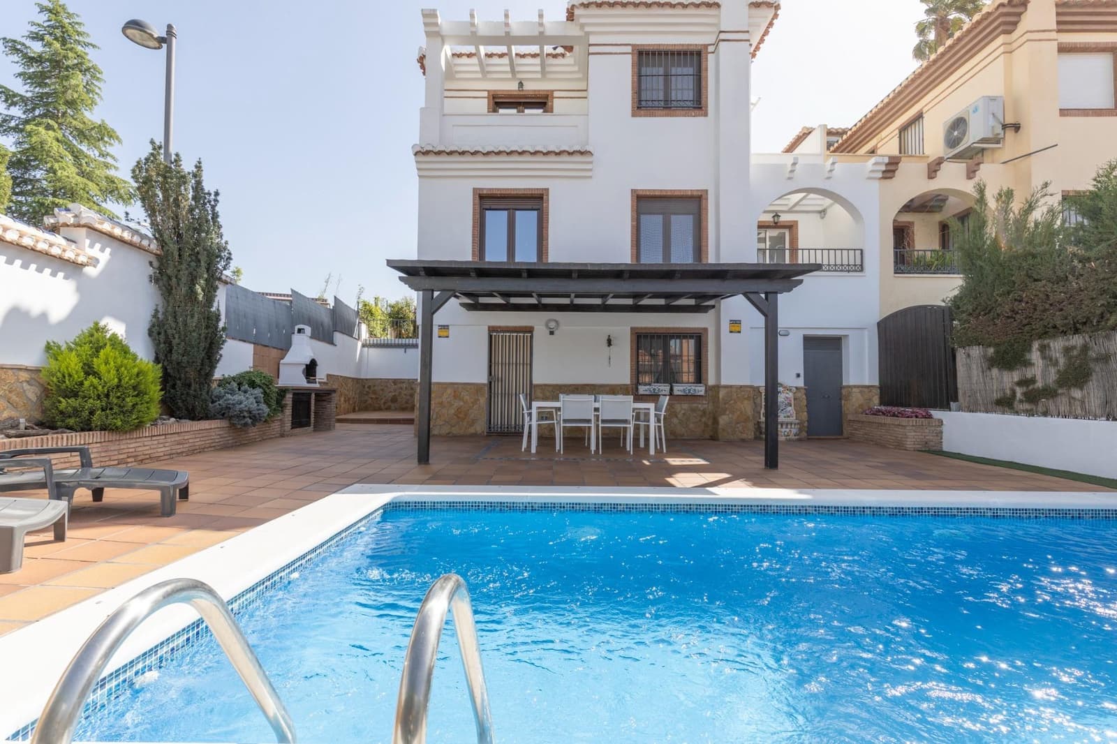 4 Zimmer Villa zu verkaufen in La Zubia mit Pool Garage - 360.000 € (Ref: 9807928)