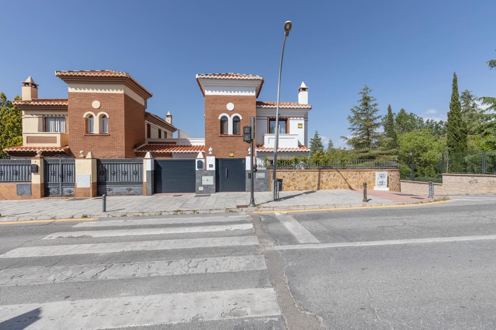 4 Zimmer Villa zu verkaufen in La Zubia mit Pool Garage - 360.000 € (Ref: 9807928)