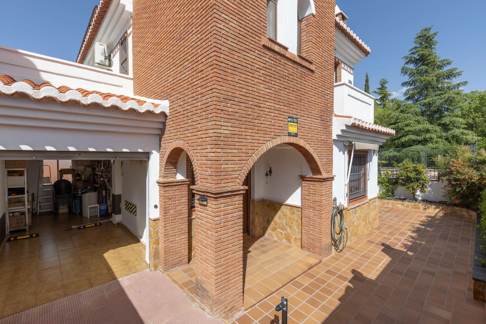 4 Zimmer Villa zu verkaufen in La Zubia mit Pool Garage - 360.000 € (Ref: 9807928)