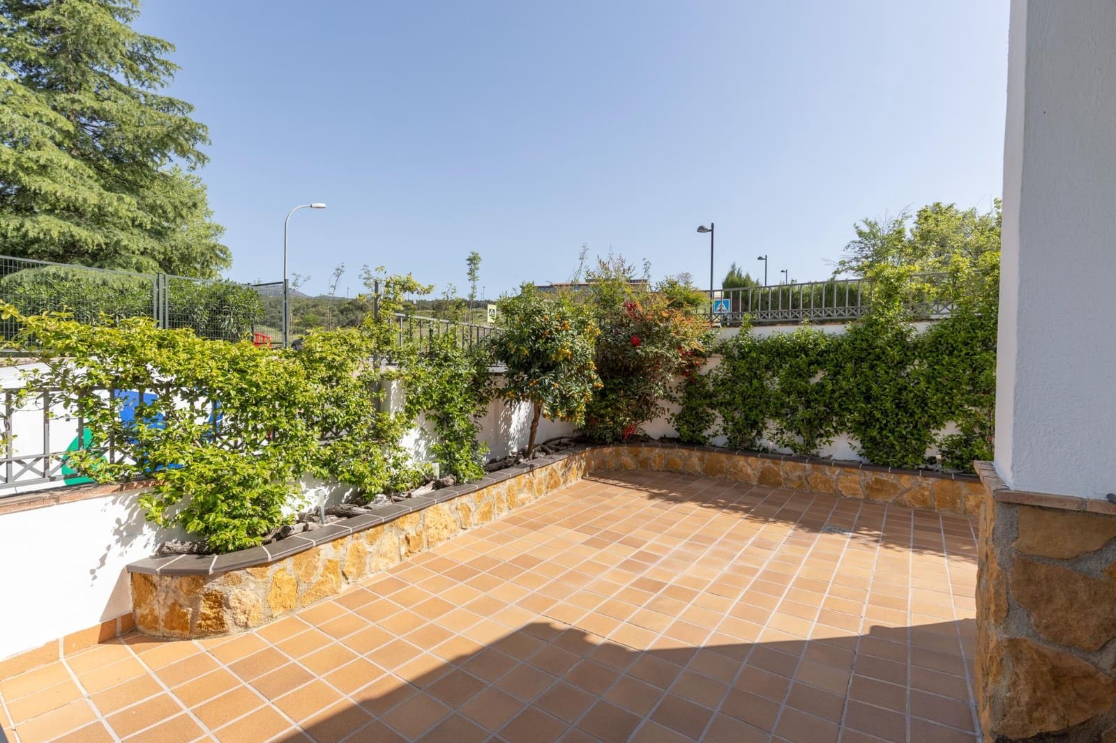 4 Zimmer Villa zu verkaufen in La Zubia mit Pool Garage - 360.000 € (Ref: 9807928)