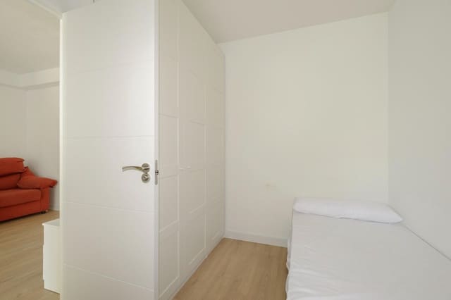 4 bedroom Flat for sale in Granada city - € 125,000 (Ref: 9807929)