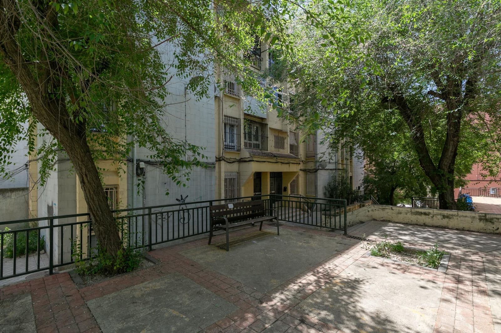 4 bedroom Flat for sale in Granada city - € 125,000 (Ref: 9807929)