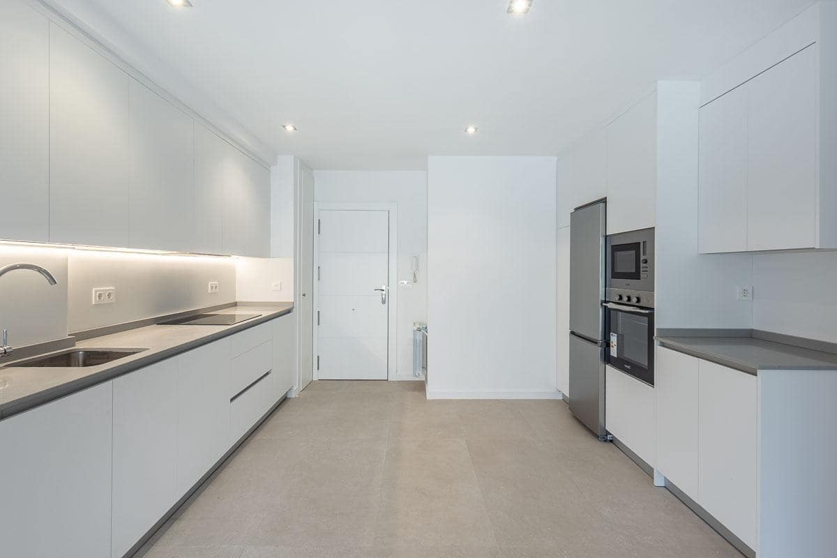 2 bedroom Flat for rent in Granada city with garage - € 850 (Ref: 9860076)