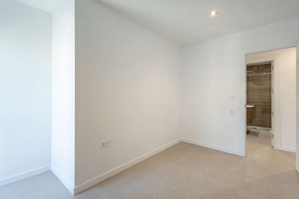2 bedroom Flat for rent in Granada city with garage - € 850 (Ref: 9860076)