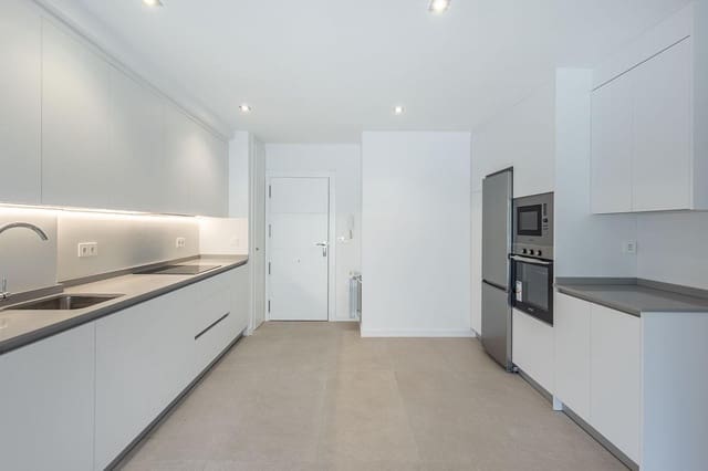 2 soverom Leilighet til leie i Granada by med garasje - € 850 (Ref: 9860076)