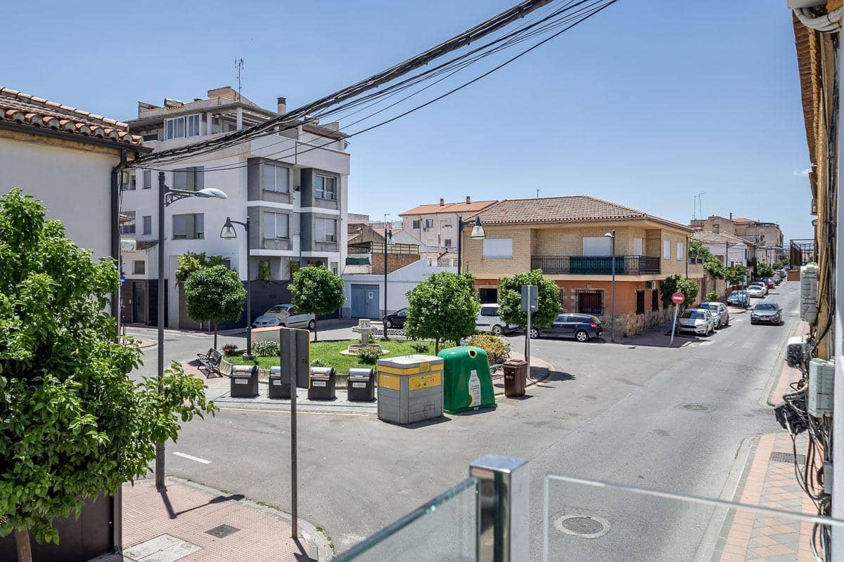Casa de 3 habitaciones en Armilla en venta - 249.000 € (Ref: 9896304)
