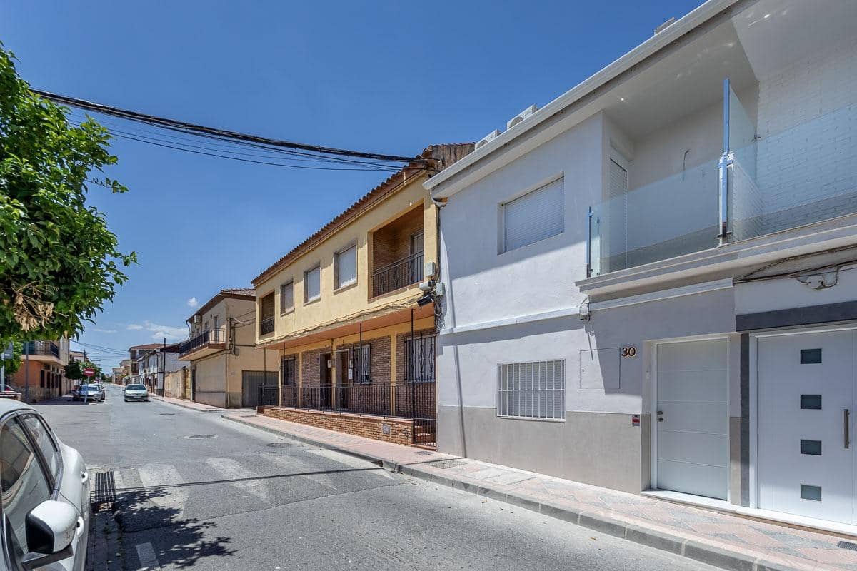 Casa de 3 habitaciones en Armilla en venta - 249.000 € (Ref: 9896304)