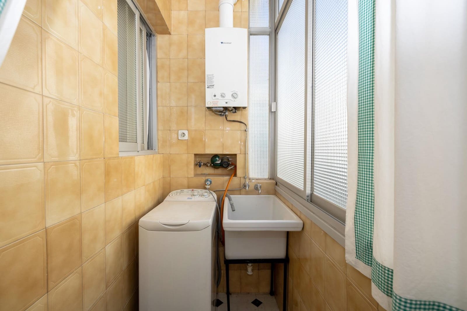 3 slaapkamer Flat te koop in Granada stad - € 124.900 (Ref: 9899158)
