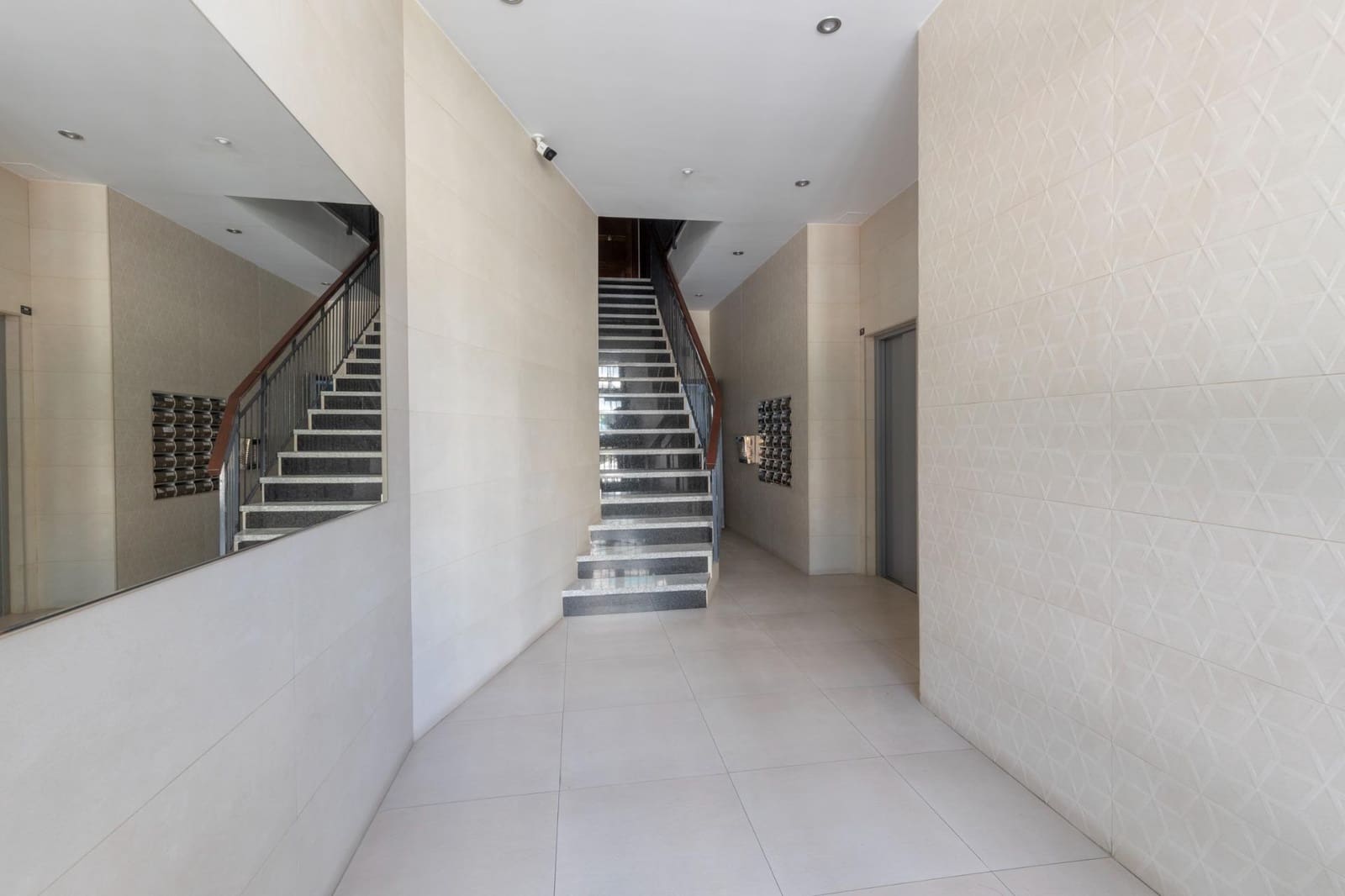 2 Zimmer Wohnung zu verkaufen in Granada Stadt - 220.000 € (Ref: 9907559)