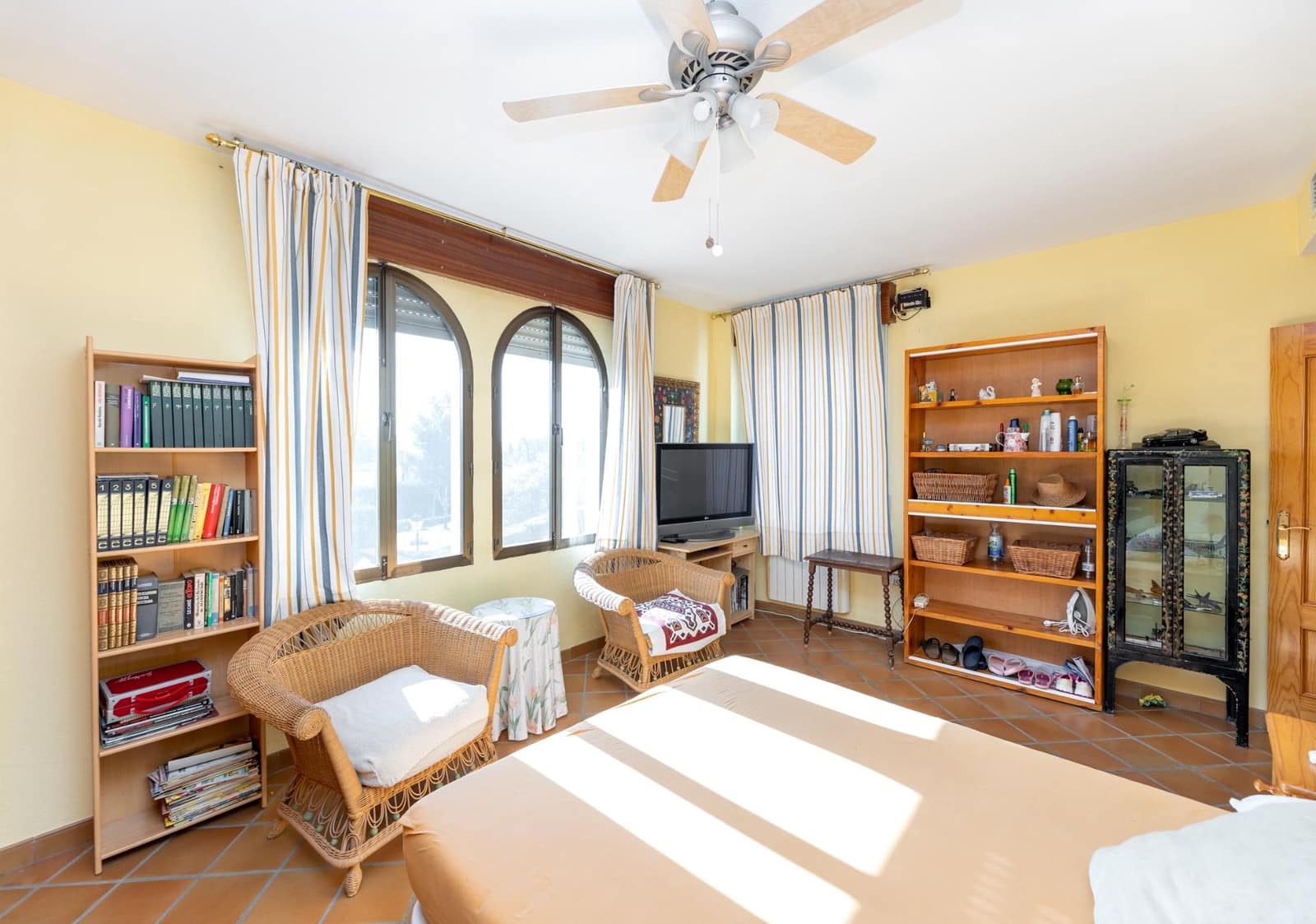 5 bedroom Villa for sale in Albolote with pool - € 330,000 (Ref: 9922274)