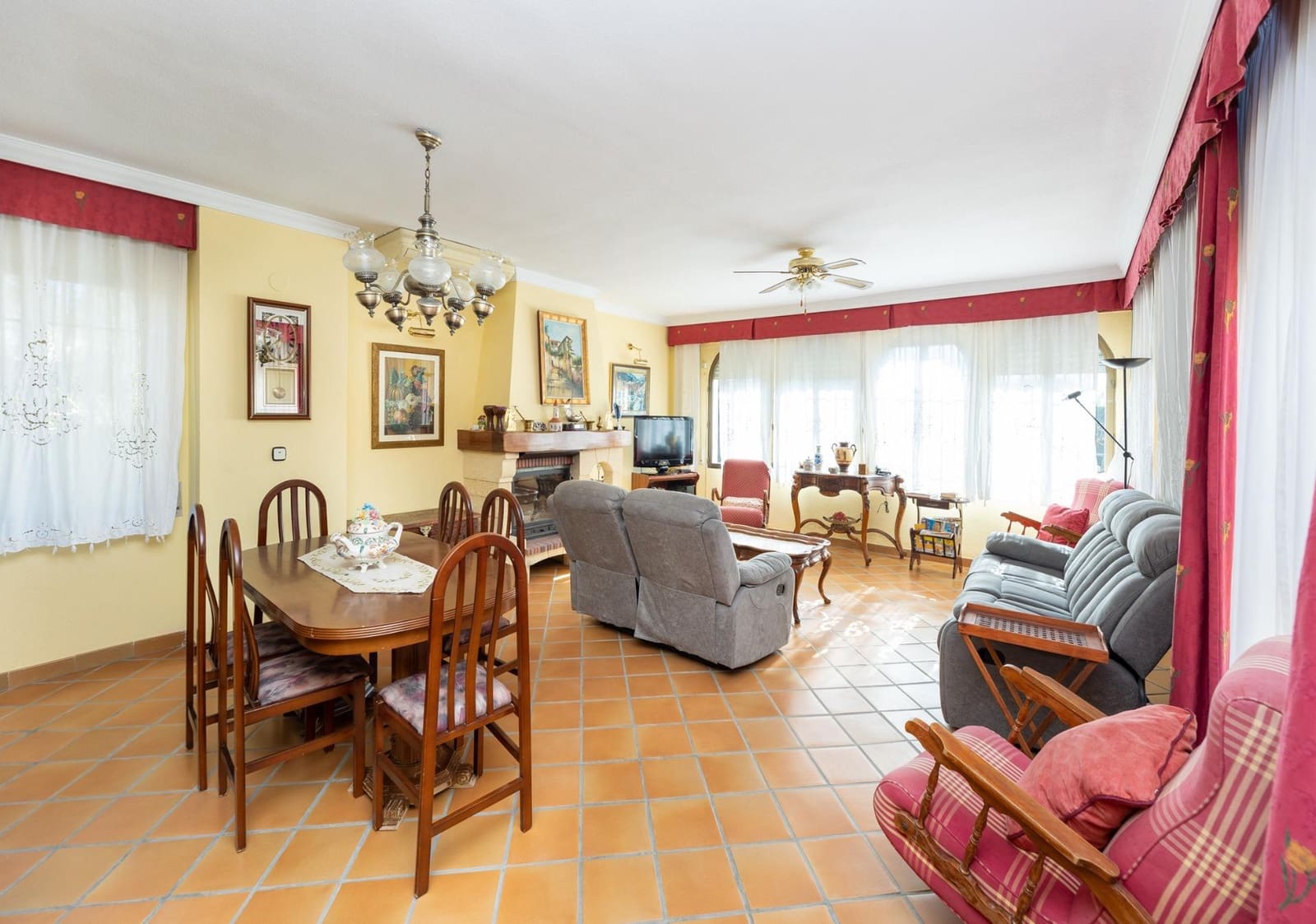 5 bedroom Villa for sale in Albolote with pool - € 330,000 (Ref: 9922274)