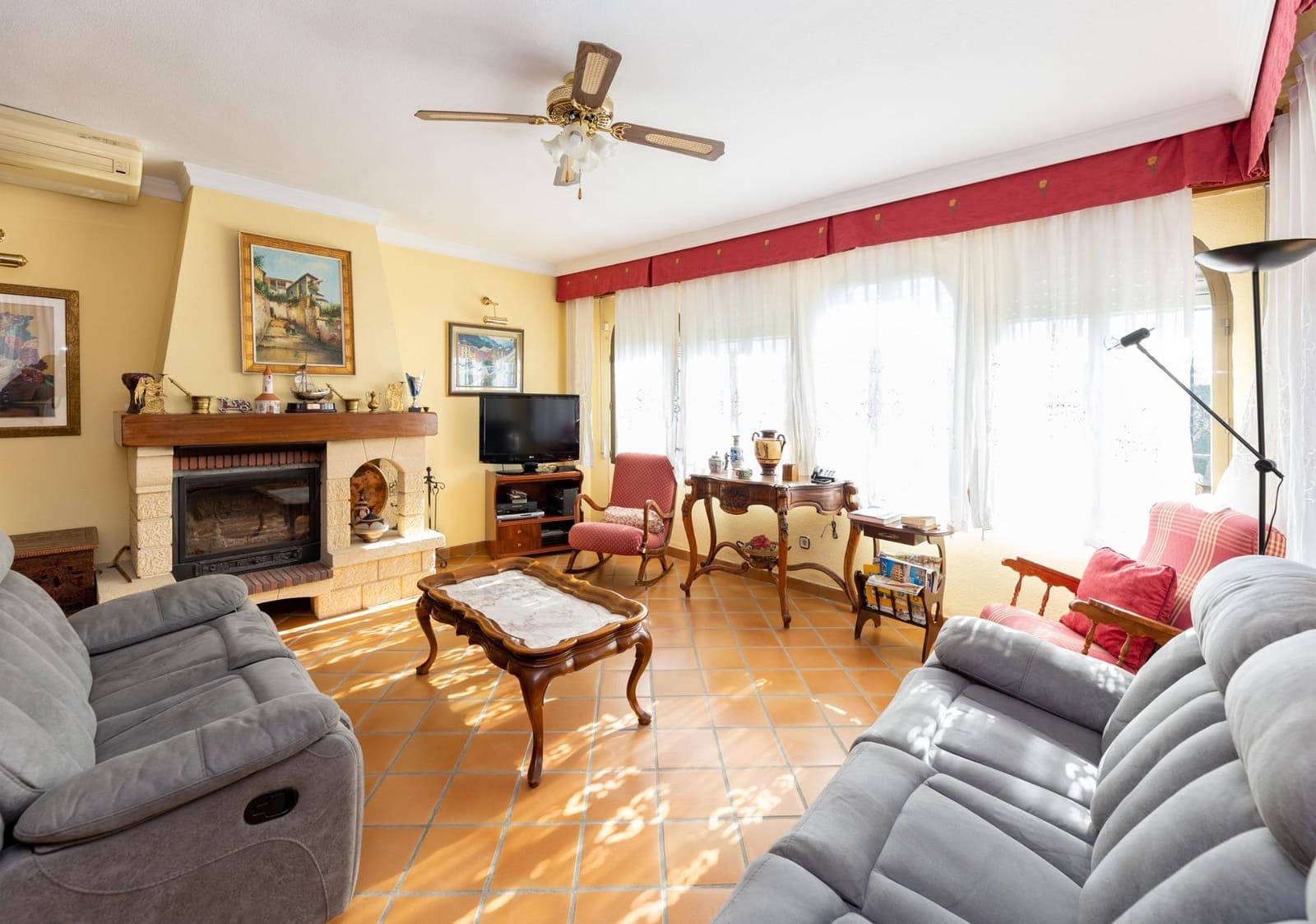 5 bedroom Villa for sale in Albolote with pool - € 330,000 (Ref: 9922274)