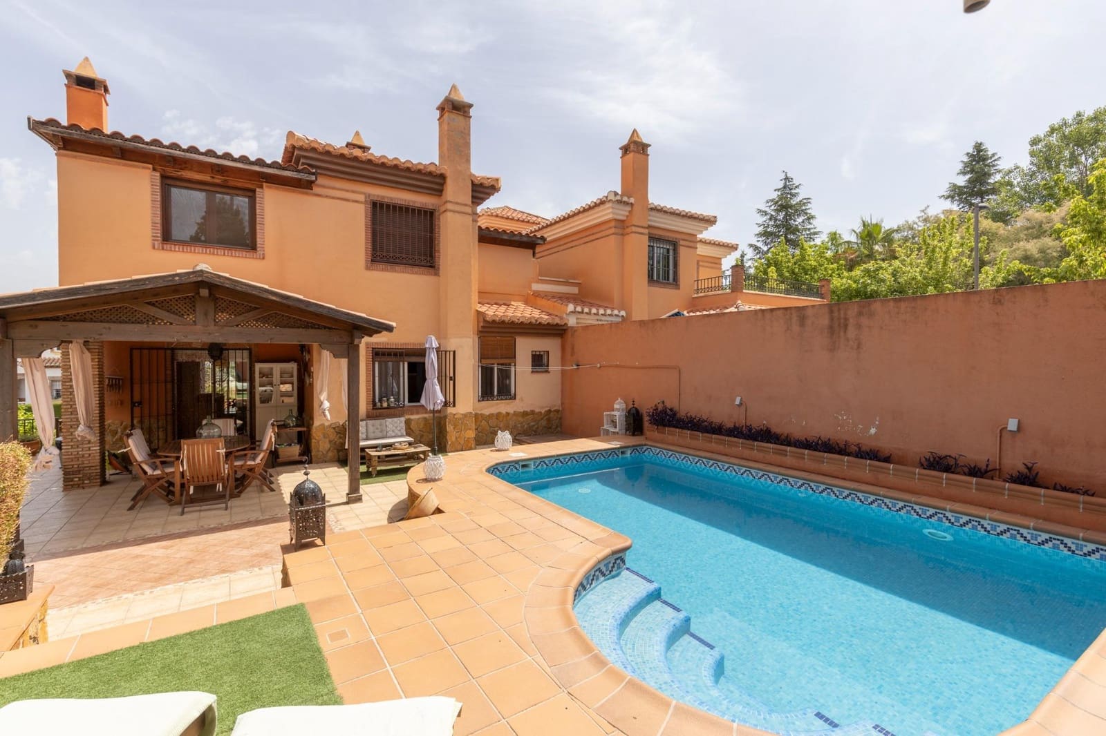 4 bedroom Villa for sale in La Zubia with pool garage - € 389,000 (Ref: 9924598)