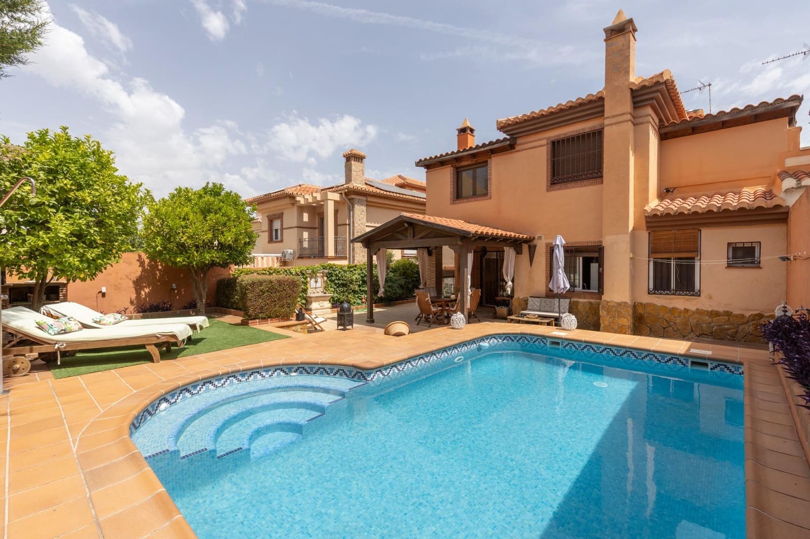 4 bedroom Villa for sale in La Zubia with pool garage - € 389,000 (Ref: 9924598)