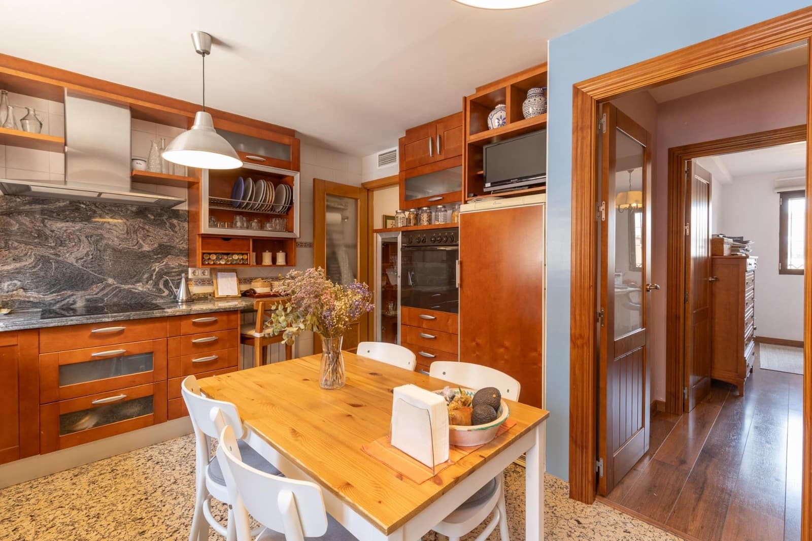 4 bedroom Villa for sale in La Zubia with pool garage - € 389,000 (Ref: 9924598)