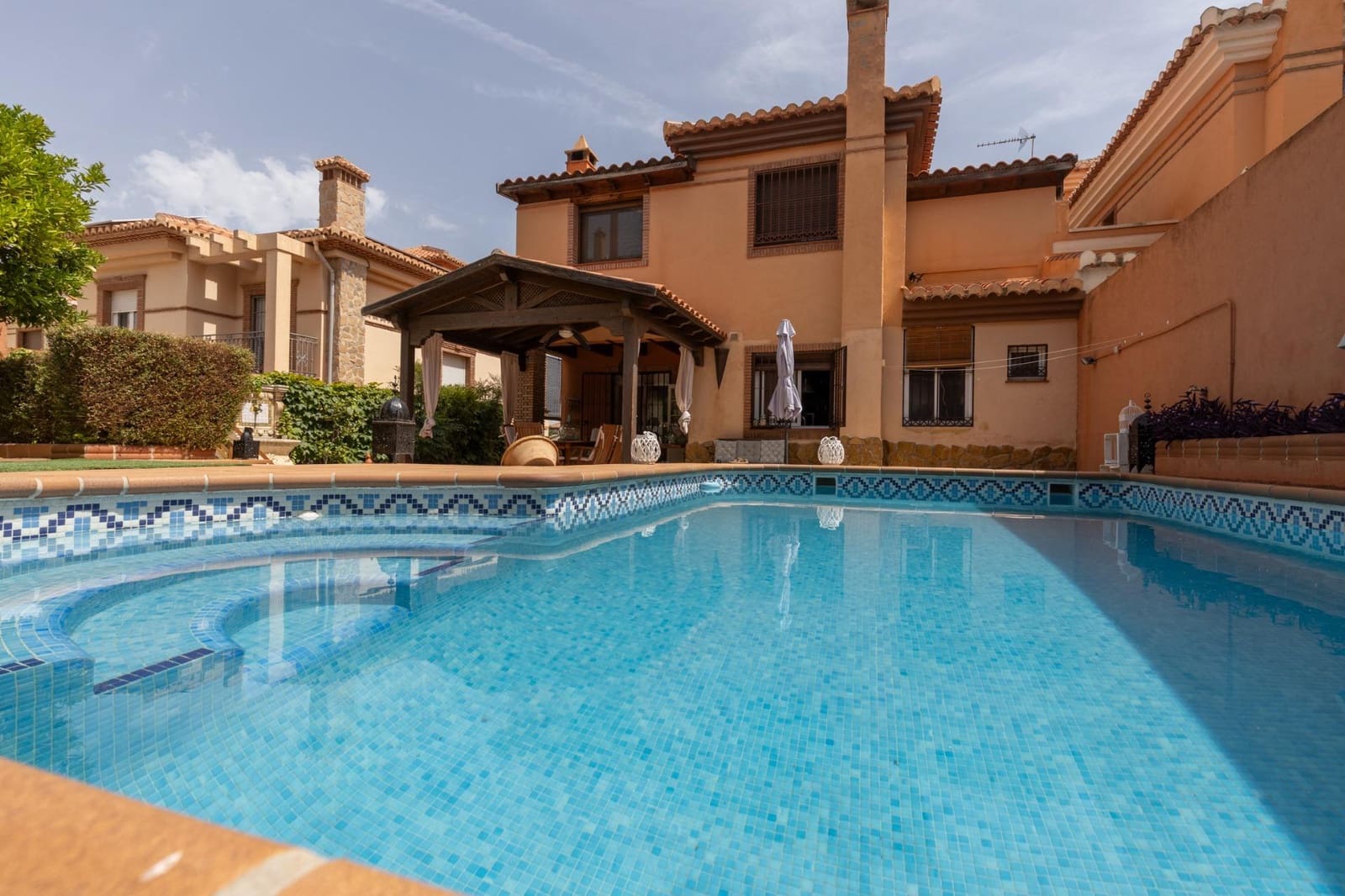 4 bedroom Villa for sale in La Zubia with pool garage - € 389,000 (Ref: 9924598)