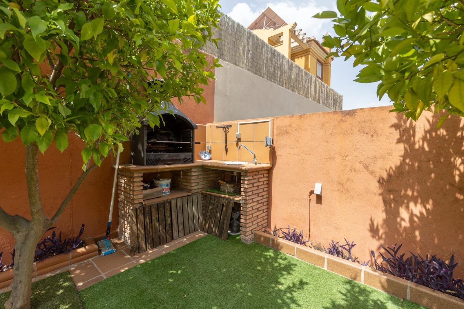 4 bedroom Villa for sale in La Zubia with pool garage - € 389,000 (Ref: 9924598)