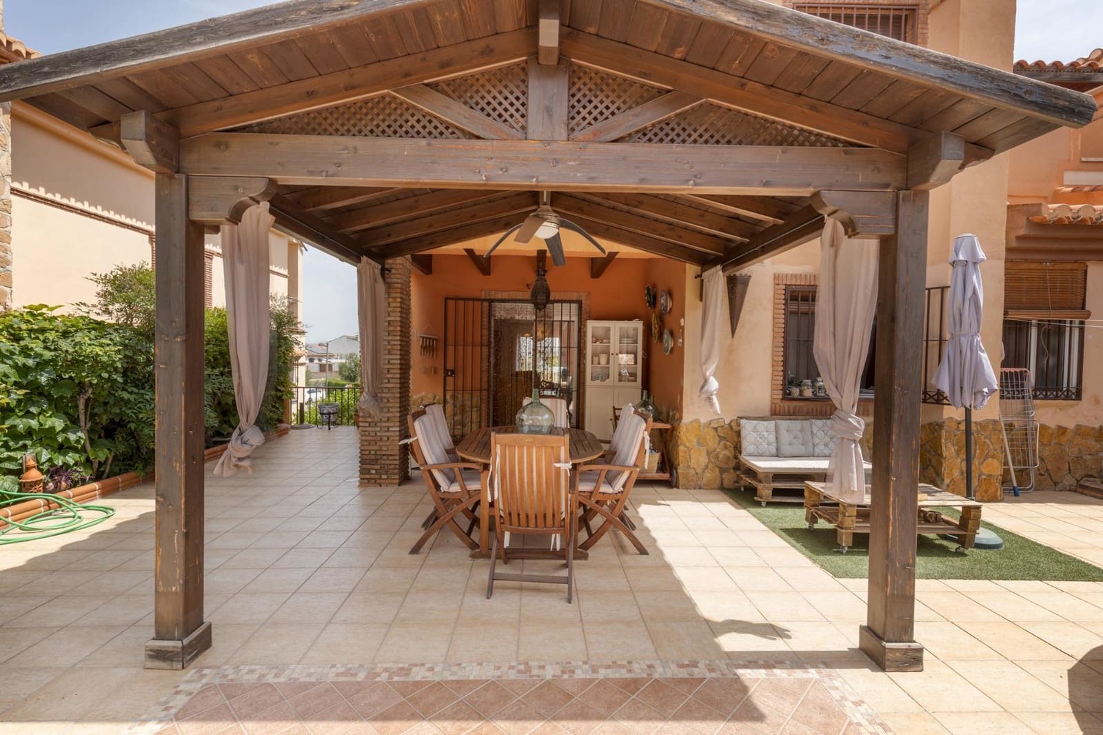 4 bedroom Villa for sale in La Zubia with pool garage - € 389,000 (Ref: 9924598)