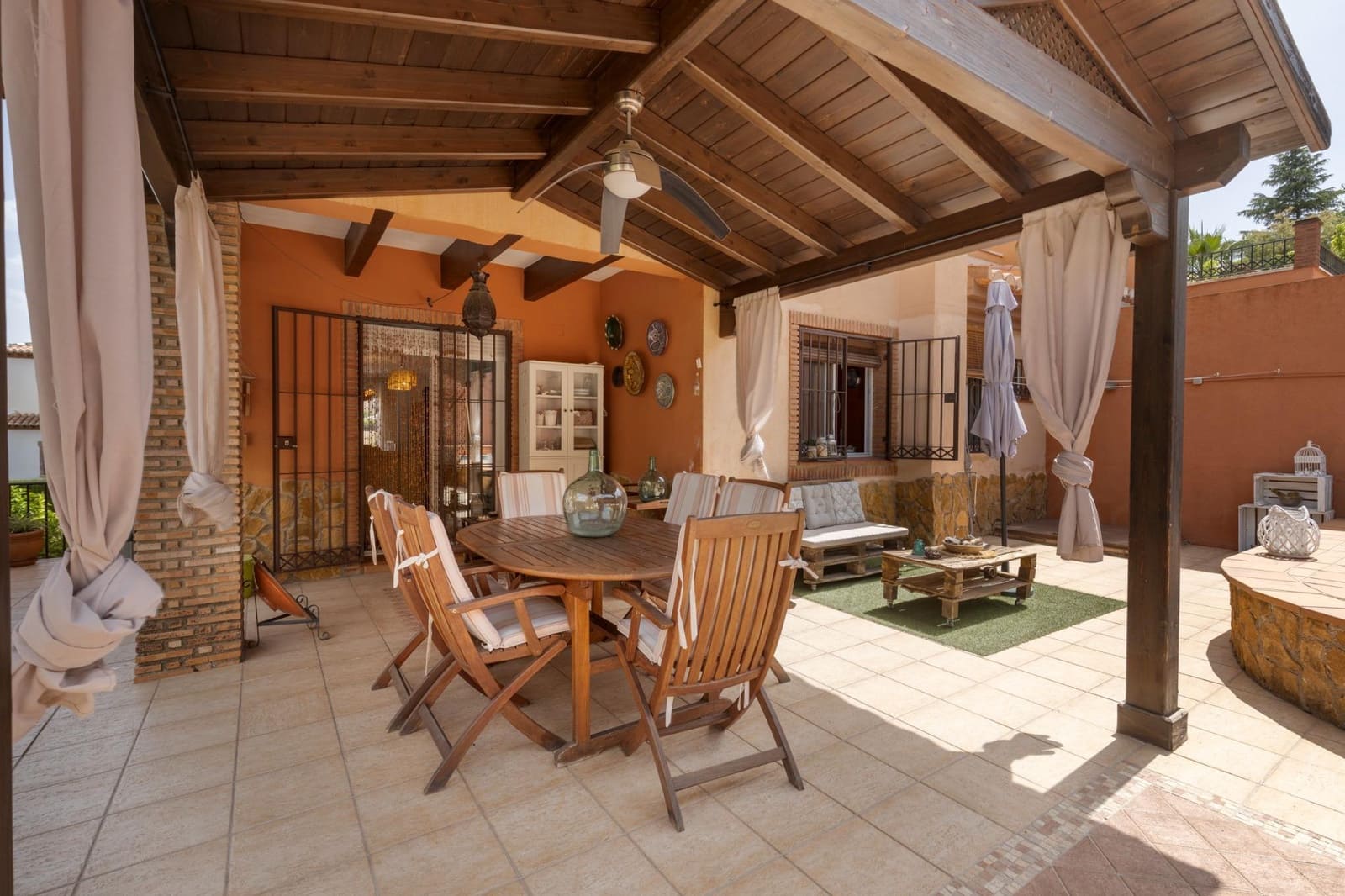 4 bedroom Villa for sale in La Zubia with pool garage - € 389,000 (Ref: 9924598)