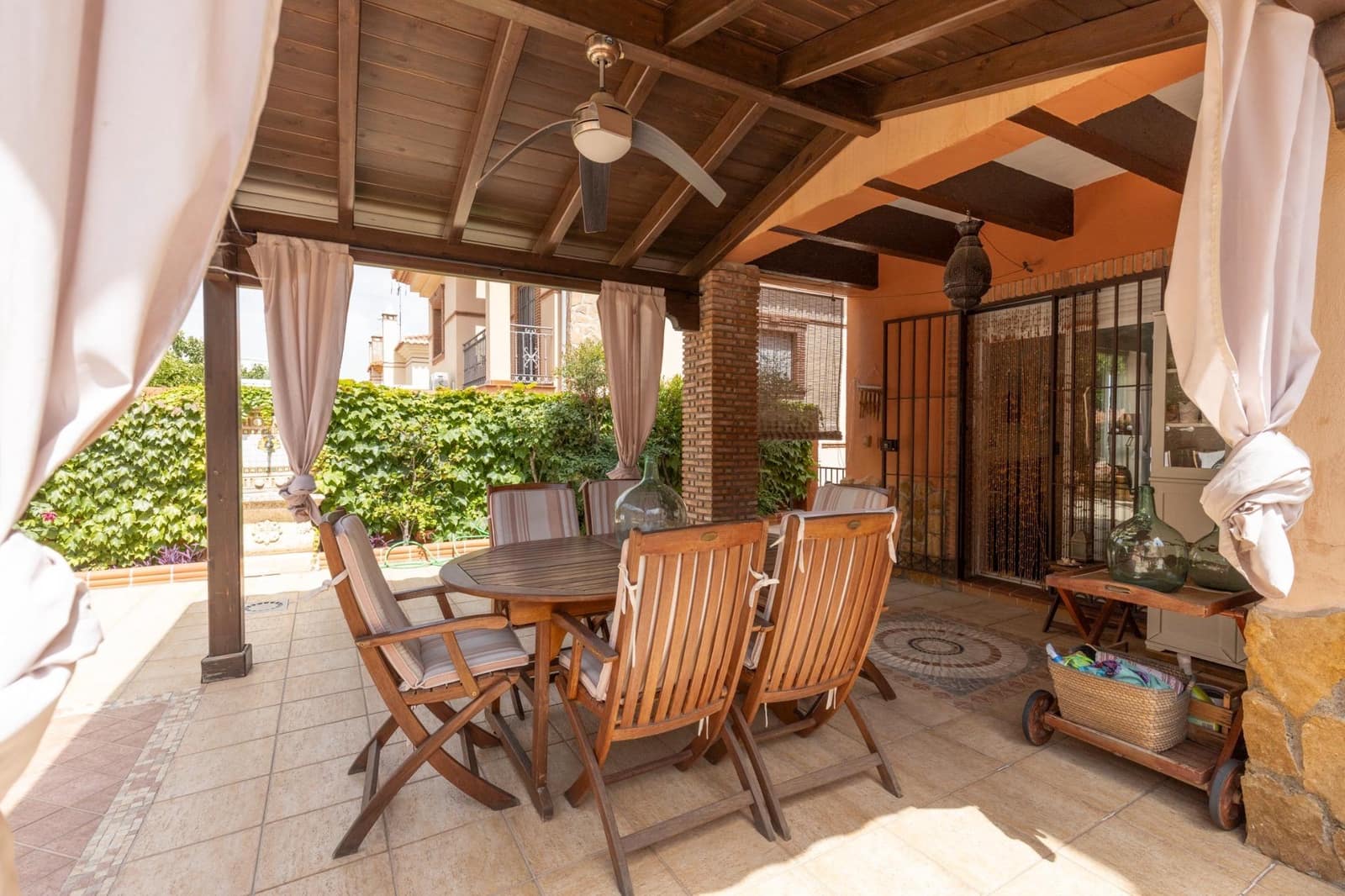 4 bedroom Villa for sale in La Zubia with pool garage - € 389,000 (Ref: 9924598)