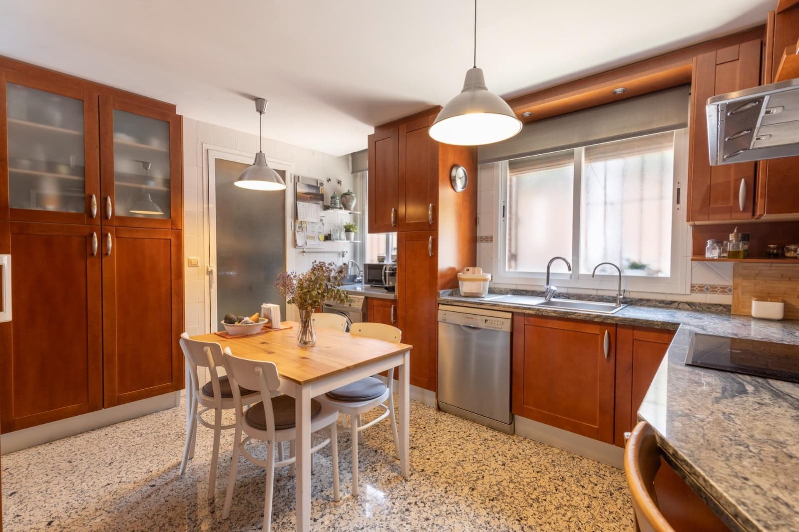 4 bedroom Villa for sale in La Zubia with pool garage - € 389,000 (Ref: 9924598)