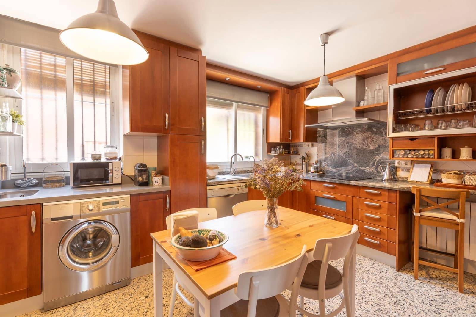 4 bedroom Villa for sale in La Zubia with pool garage - € 389,000 (Ref: 9924598)