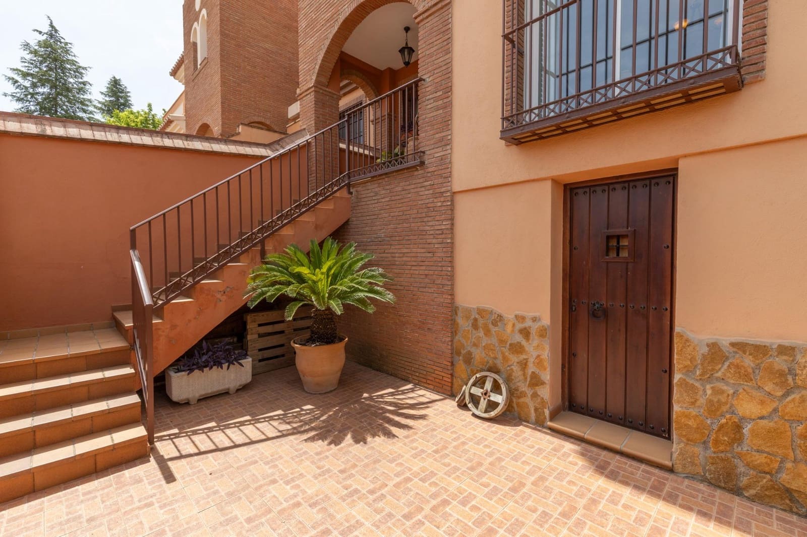 4 bedroom Villa for sale in La Zubia with pool garage - € 389,000 (Ref: 9924598)