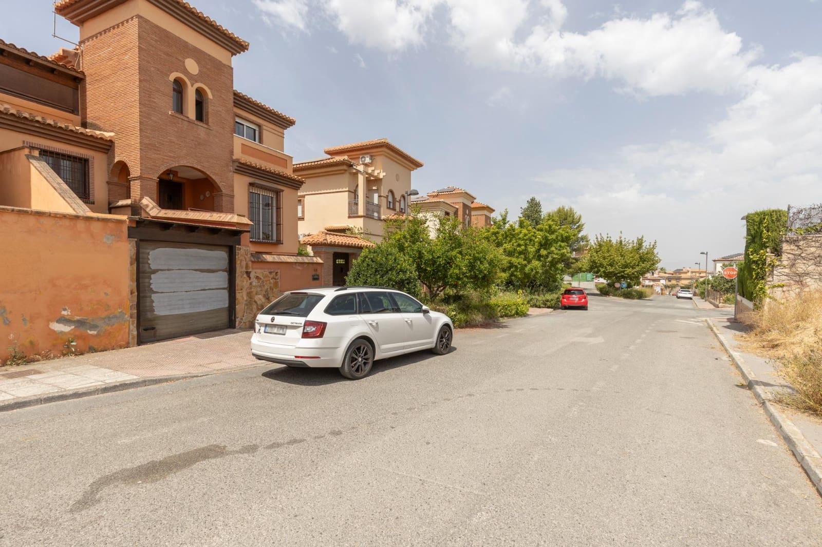 4 bedroom Villa for sale in La Zubia with pool garage - € 389,000 (Ref: 9924598)