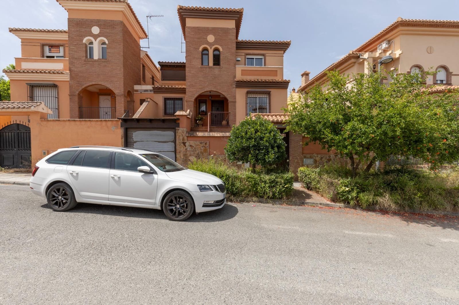 4 bedroom Villa for sale in La Zubia with pool garage - € 389,000 (Ref: 9924598)