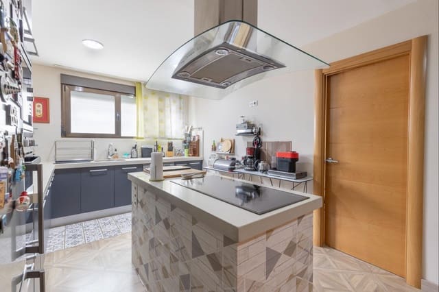 4 soveværelse Lejlighed til salg i Pajaritos - Plaza de Toros, Granada by - € 550.000 (Ref: 9927378)