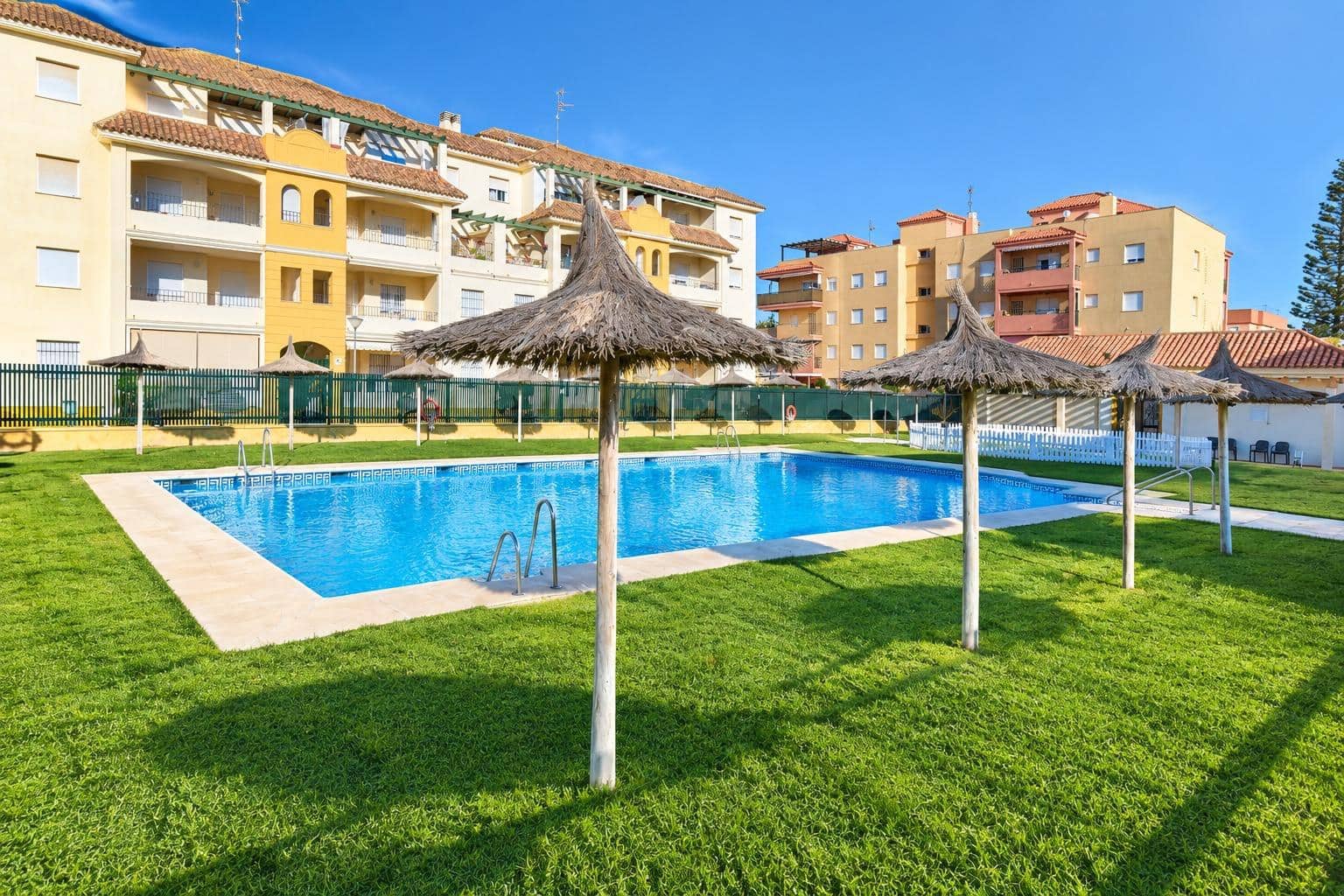 3 slaapkamer Flat te koop in Chipiona met zwembad garage - € 289.900 (Ref: 10100194)