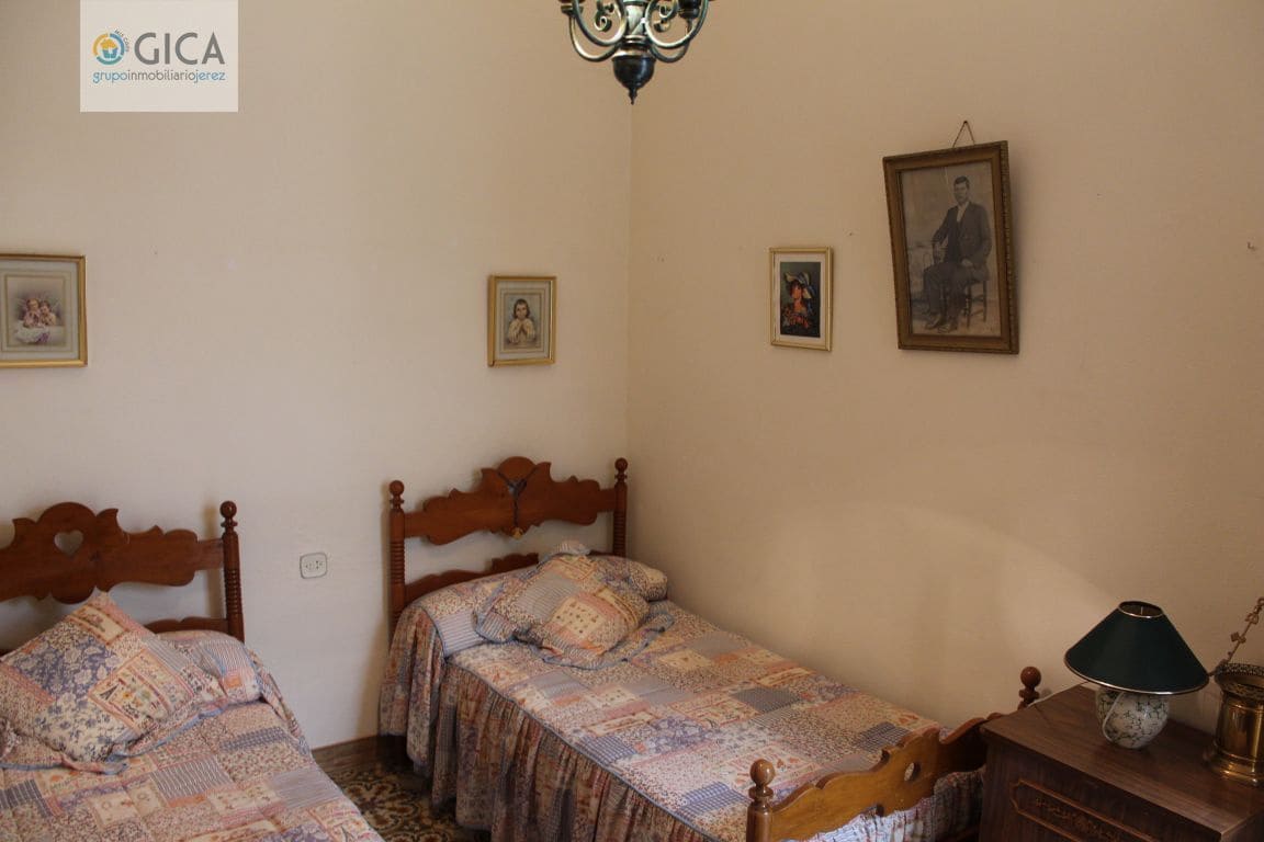 8 bedroom Townhouse for sale in Jerez de la Frontera with garage - € 410,000 (Ref: 6164252)