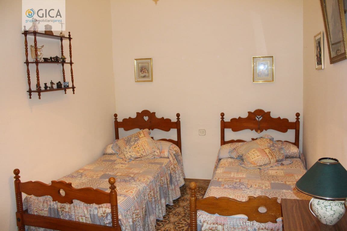 8 bedroom Townhouse for sale in Jerez de la Frontera with garage - € 410,000 (Ref: 6164252)