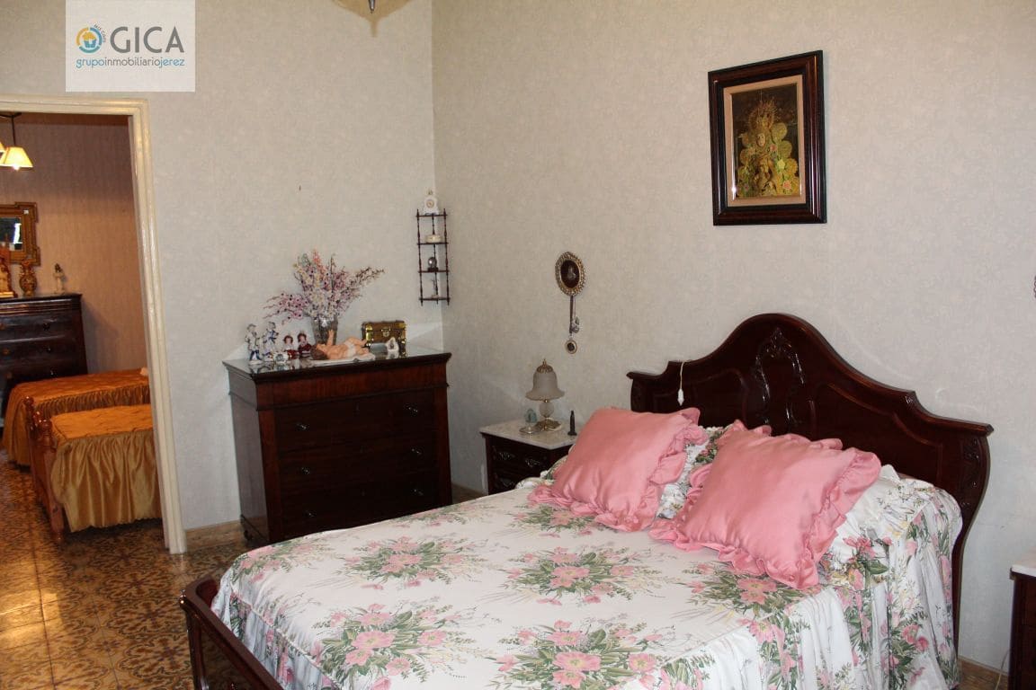 8 bedroom Townhouse for sale in Jerez de la Frontera with garage - € 410,000 (Ref: 6164252)