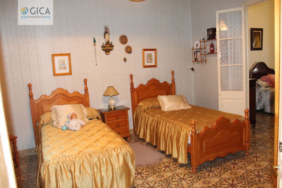 8 bedroom Townhouse for sale in Jerez de la Frontera with garage - € 410,000 (Ref: 6164252)