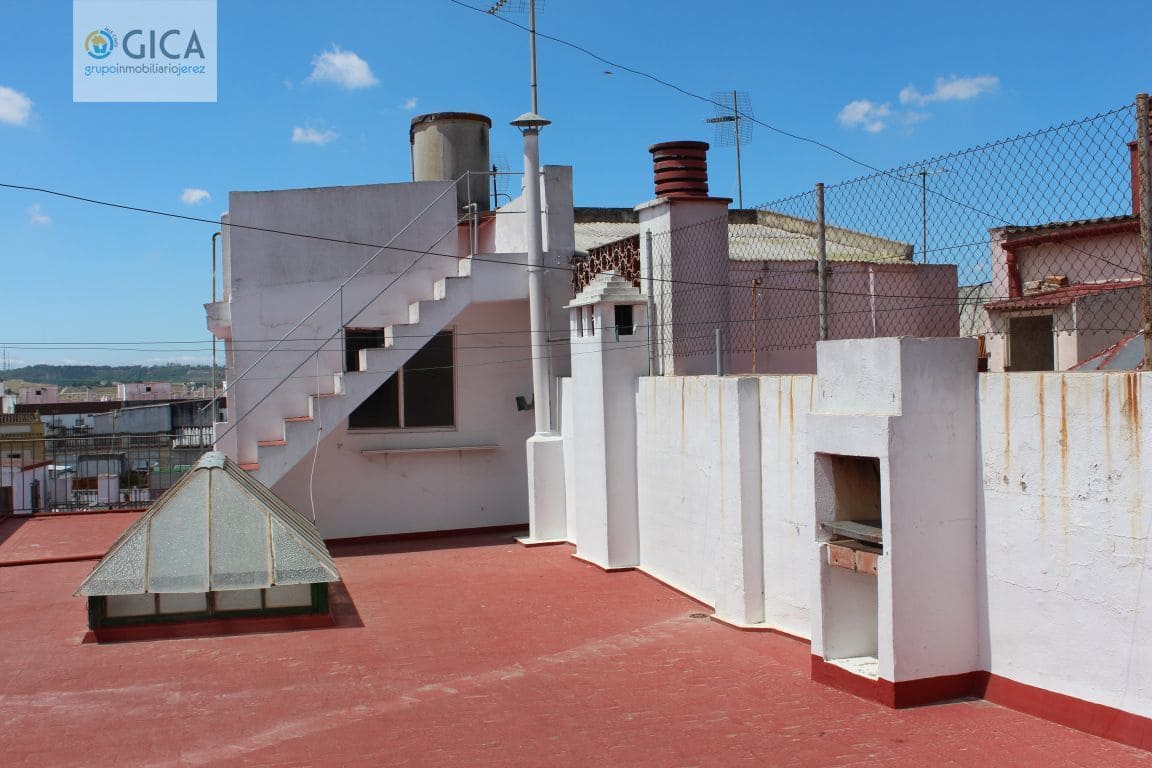 8 bedroom Townhouse for sale in Jerez de la Frontera with garage - € 410,000 (Ref: 6164252)