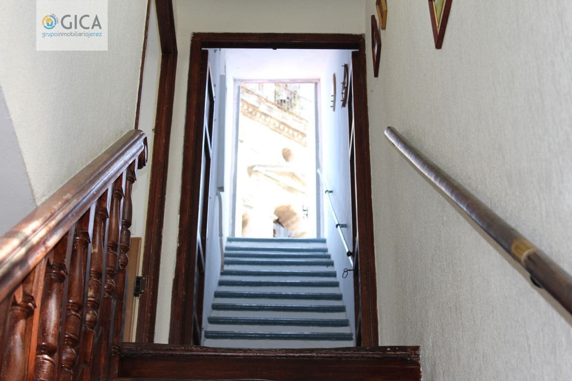 8 bedroom Townhouse for sale in Jerez de la Frontera with garage - € 410,000 (Ref: 6164252)