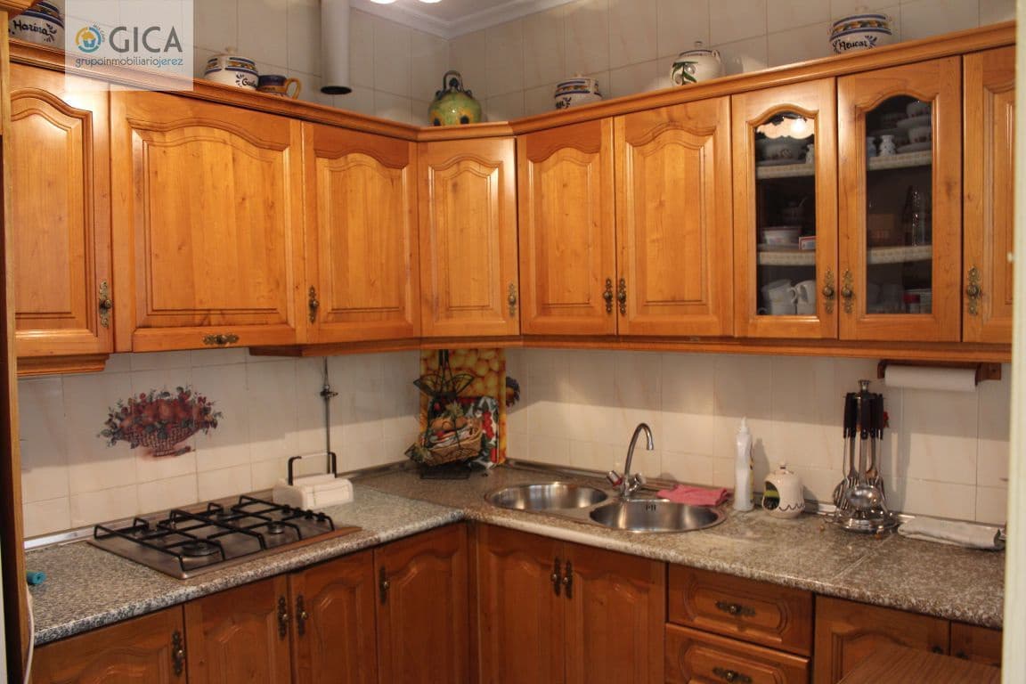 8 bedroom Townhouse for sale in Jerez de la Frontera with garage - € 410,000 (Ref: 6164252)