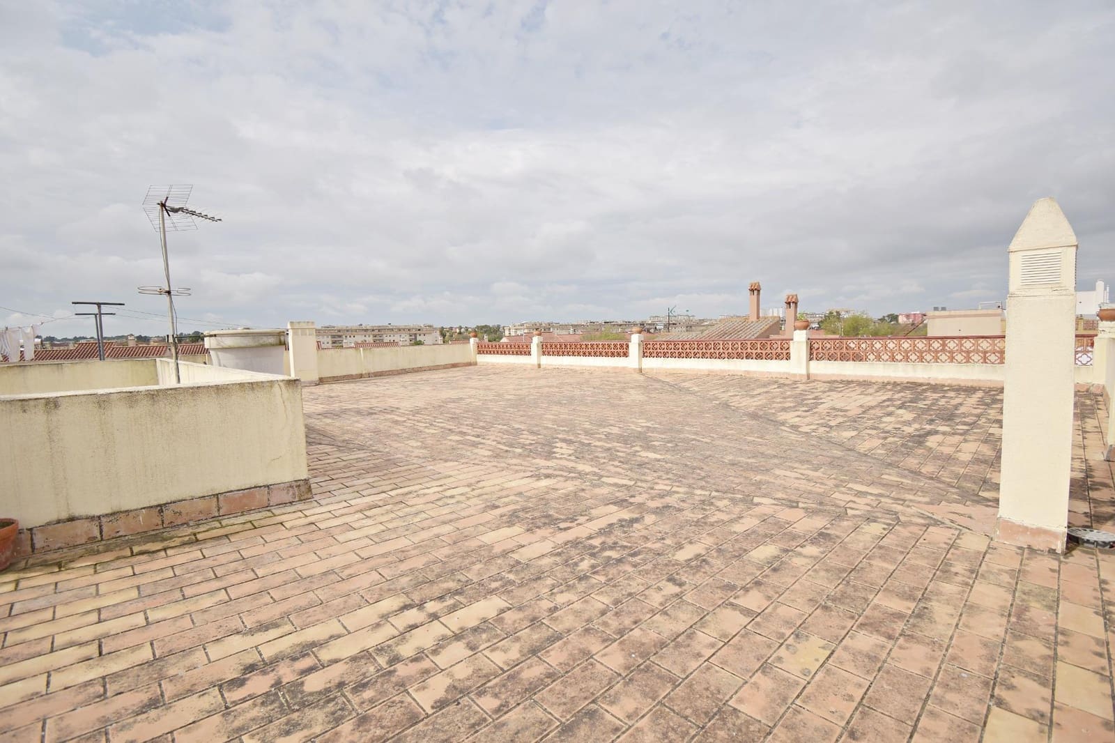 6 bedroom Townhouse for sale in Jerez de la Frontera with garage - € 325,000 (Ref: 8918083)