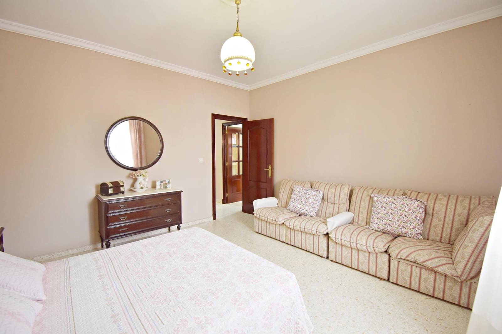 6 bedroom Townhouse for sale in Jerez de la Frontera with garage - € 325,000 (Ref: 8918083)