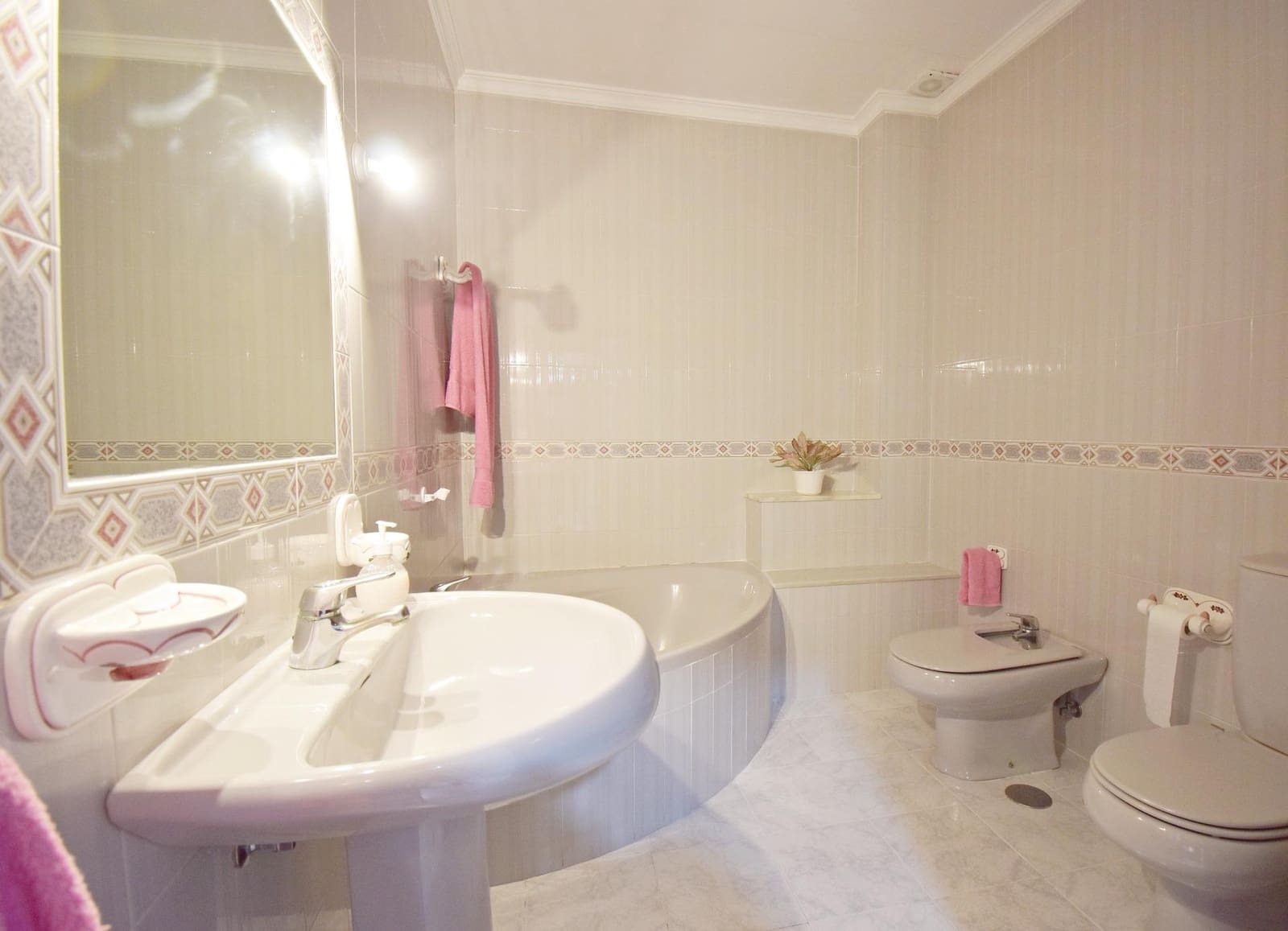 6 bedroom Townhouse for sale in Jerez de la Frontera with garage - € 325,000 (Ref: 8918083)