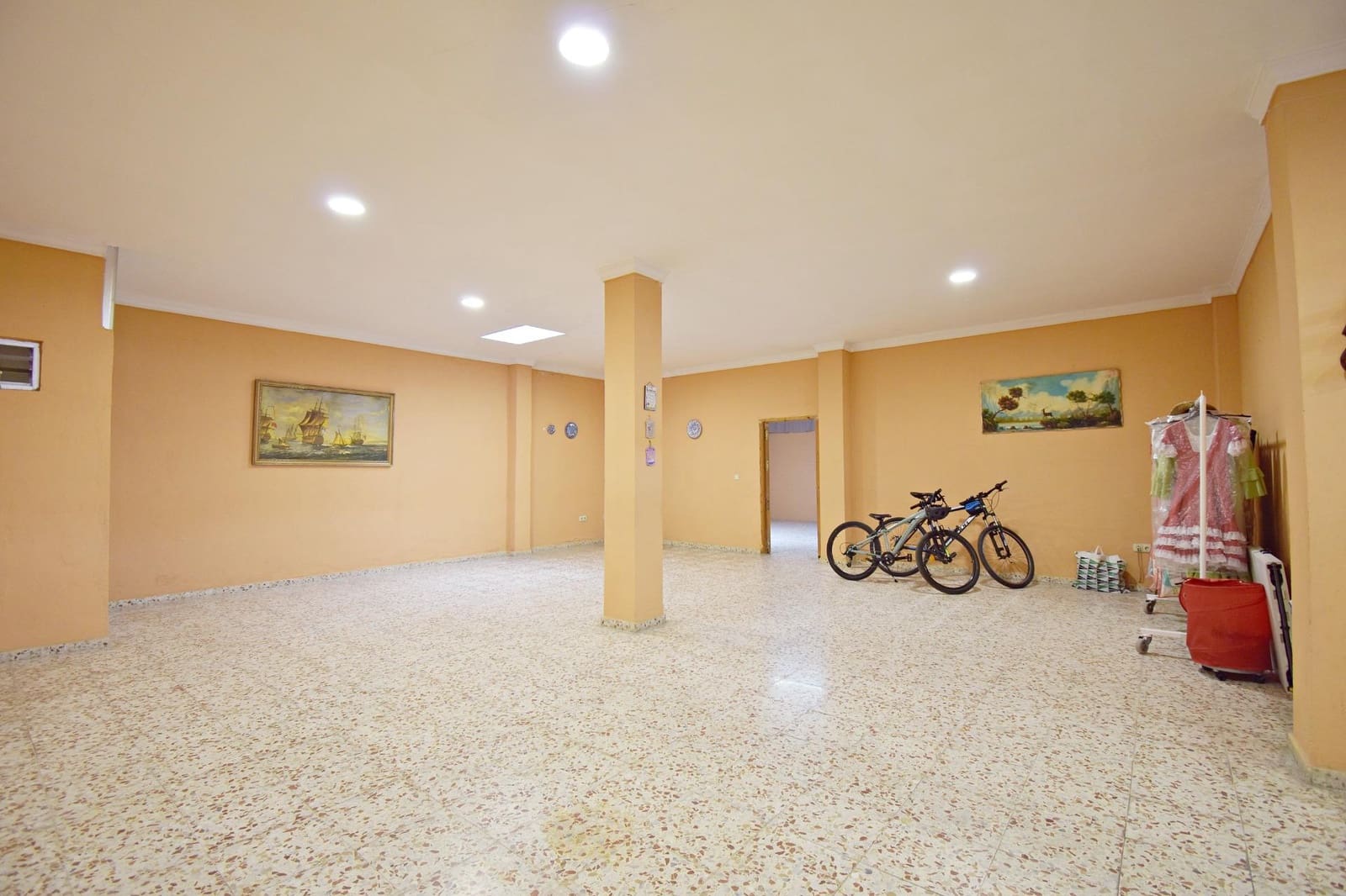 6 bedroom Townhouse for sale in Jerez de la Frontera with garage - € 325,000 (Ref: 8918083)